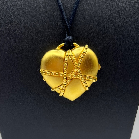 Vintage Estee Lauder Solid Perfume Compact, Chained Heart Black Satin Necklace - Picture 6 of 13